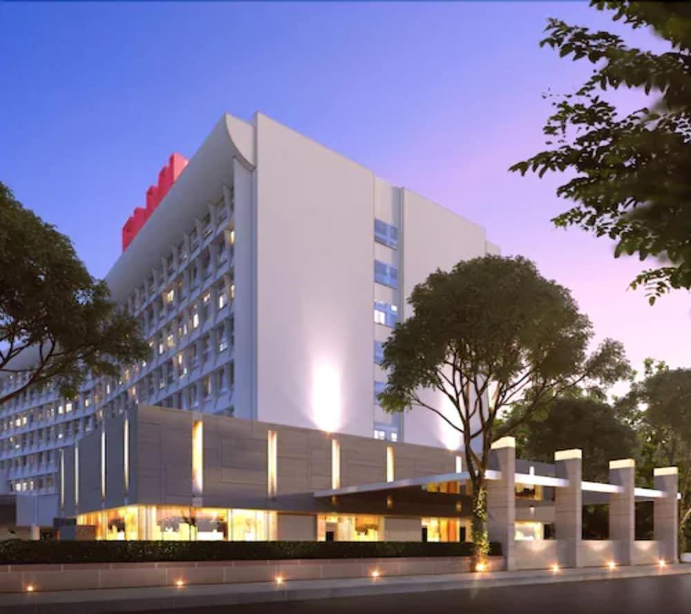 Elmi Hotel Surabaya Buitenkant foto