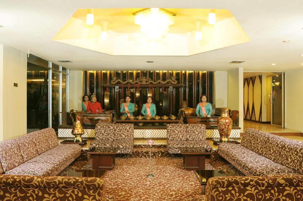 Elmi Hotel Surabaya Buitenkant foto